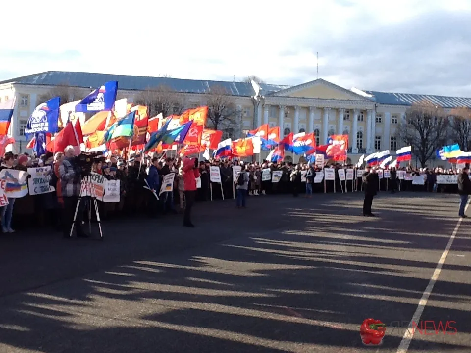 Ярославль ждет начала митинга в поддержку братского украинского народа. С фото