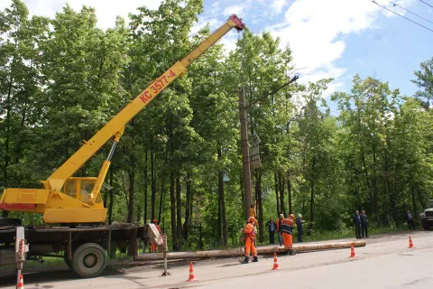 В Ярославле ведется работа по замене аварийных опор