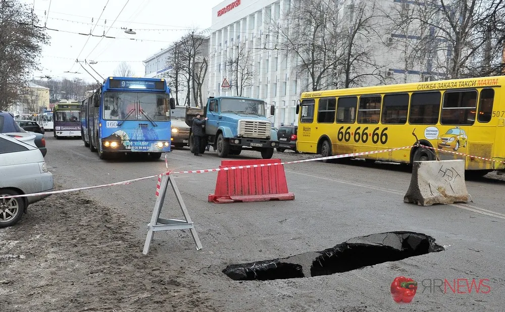 На улице Советской в Ярославле провалился асфальт. С фото