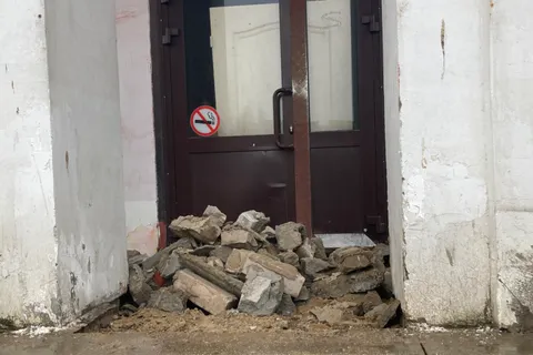 «Будем погребены заживо»: жители дома в Ярославле боятся его обрушения