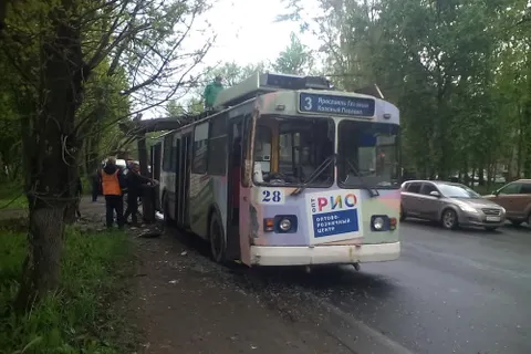 На Тутаевском шоссе на троллейбус N 3 рухнул столб