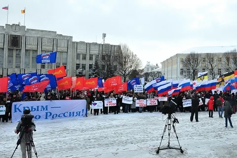На митинге в поддержку Крыма ярославские партии меряются флагами. Фоторепортаж