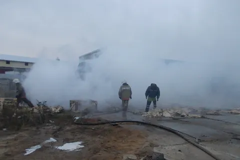 В Рыбинске сгорел торговый павильон