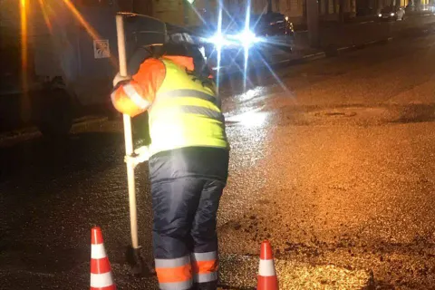 Авиаторов и центр: в Ярославле начали экстренный ямочный ремонт