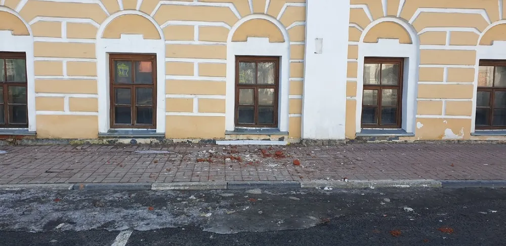 В центре Ярославля на головы людей падают кирпичи