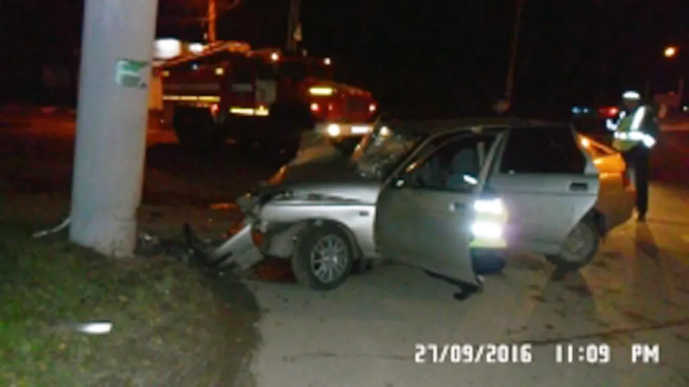 В Рыбинске легковушка врезалась в опору электроосвещения