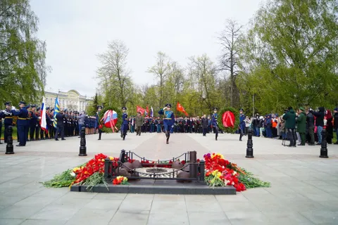Депутаты Думы возложили цветы к памятнику-монументу «Вечный огонь»
