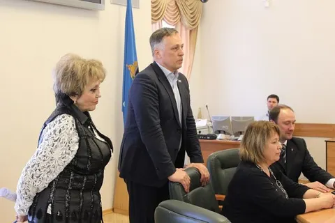 Депутаты муниципалитета  вручили ярославским садоводам семена цветов