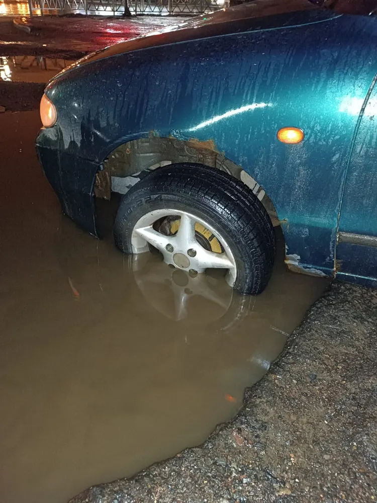 В Ярославле пробившие колеса водители часами ждут сотрудников ГИБДД