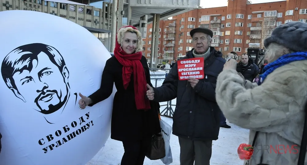 На митинг в поддержку мэра Ярославля собралось около двухсот человек. Фоторепортаж