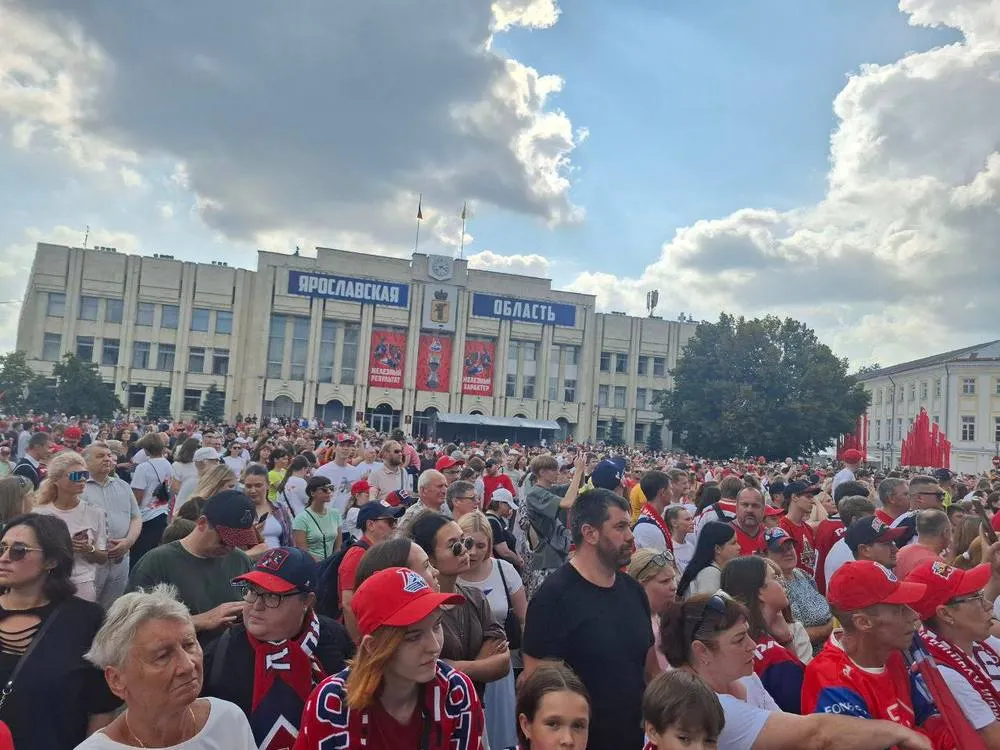 На аллею звёзд: в Ярославле прошёл чемпионский парад «Локомотива»