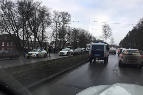  Заволжский район встал в серьезную пробку из-за тройного ДТП