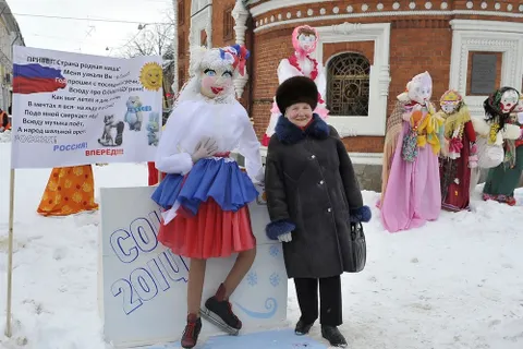 В центре Ярославля начался конкурс масленичных кукол. Фоторепортаж